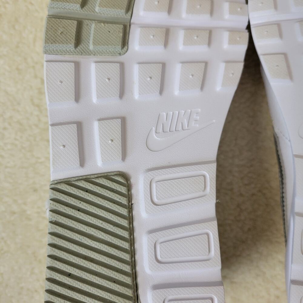 EUC Women's 8.5 Nike Air Max Running Shoes Sneakers White Metallic Platinum - Picture 10 of 14